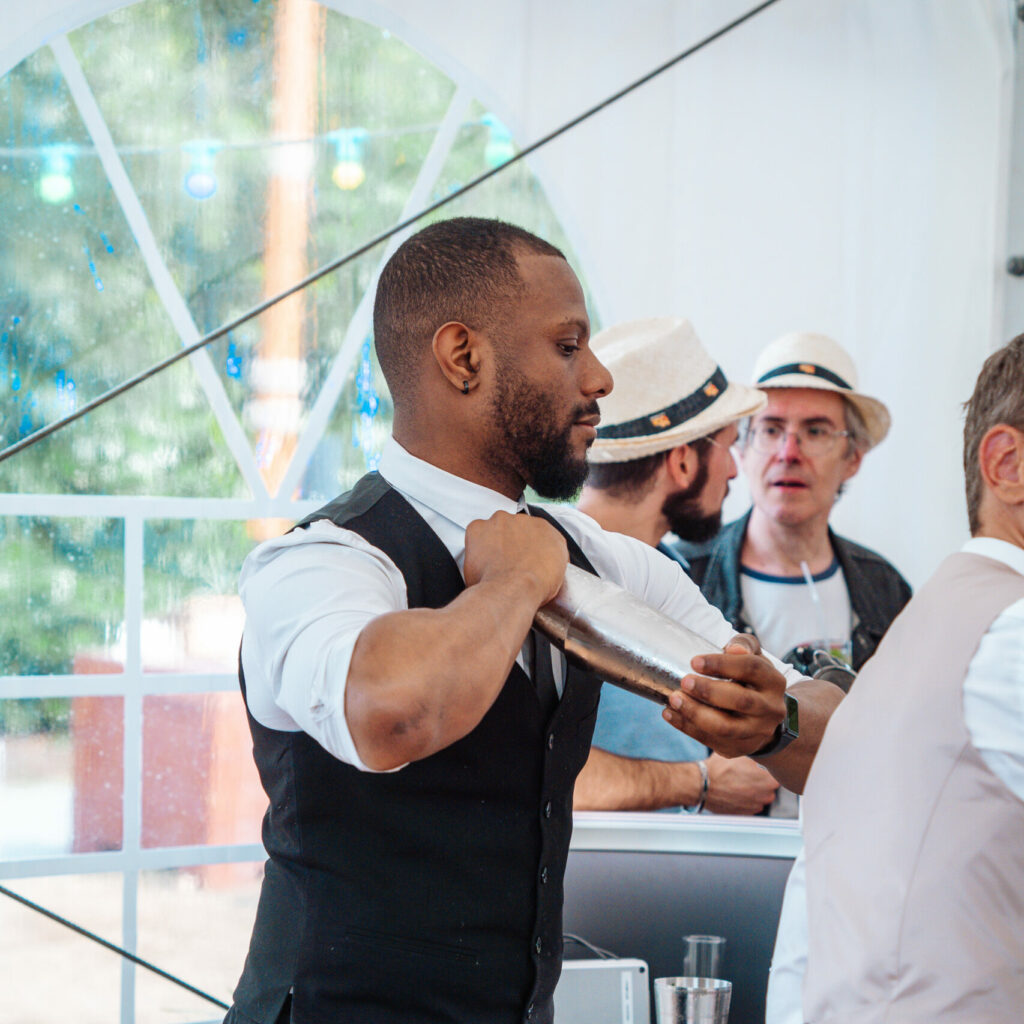 Barman à Roubaix qui prépare un cocktail