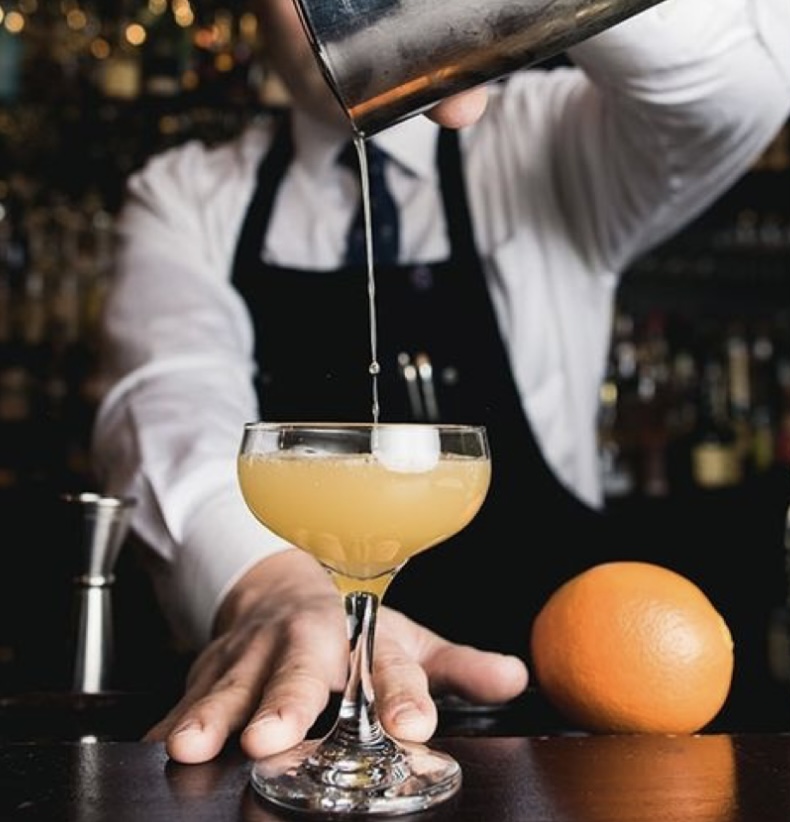 Barman de Roubaix qui prépare un cocktail