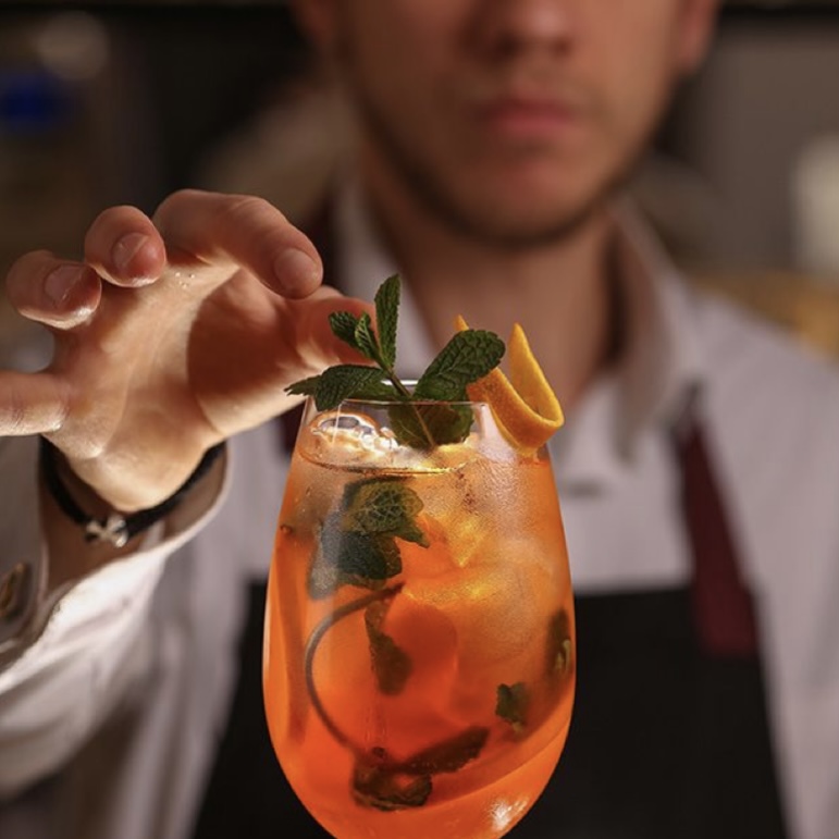 Barman Caennais qui prépare un cocktail