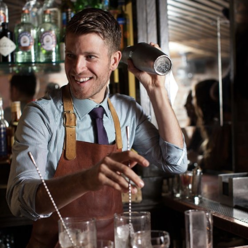 Barman qui prépare un cocktail au Havre