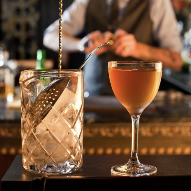 Barman qui prépare un cocktails au Havre