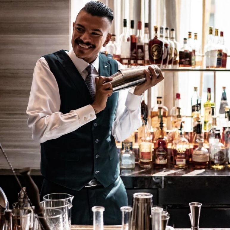 Barman qui prépare un cocktail à Rouen