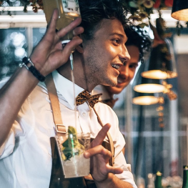 Barman qui prépare un cocktail à Boulogne Billancourt