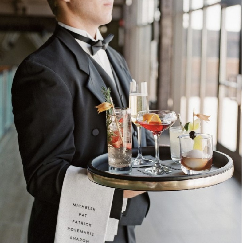 Versaillais qui sert des cocktails