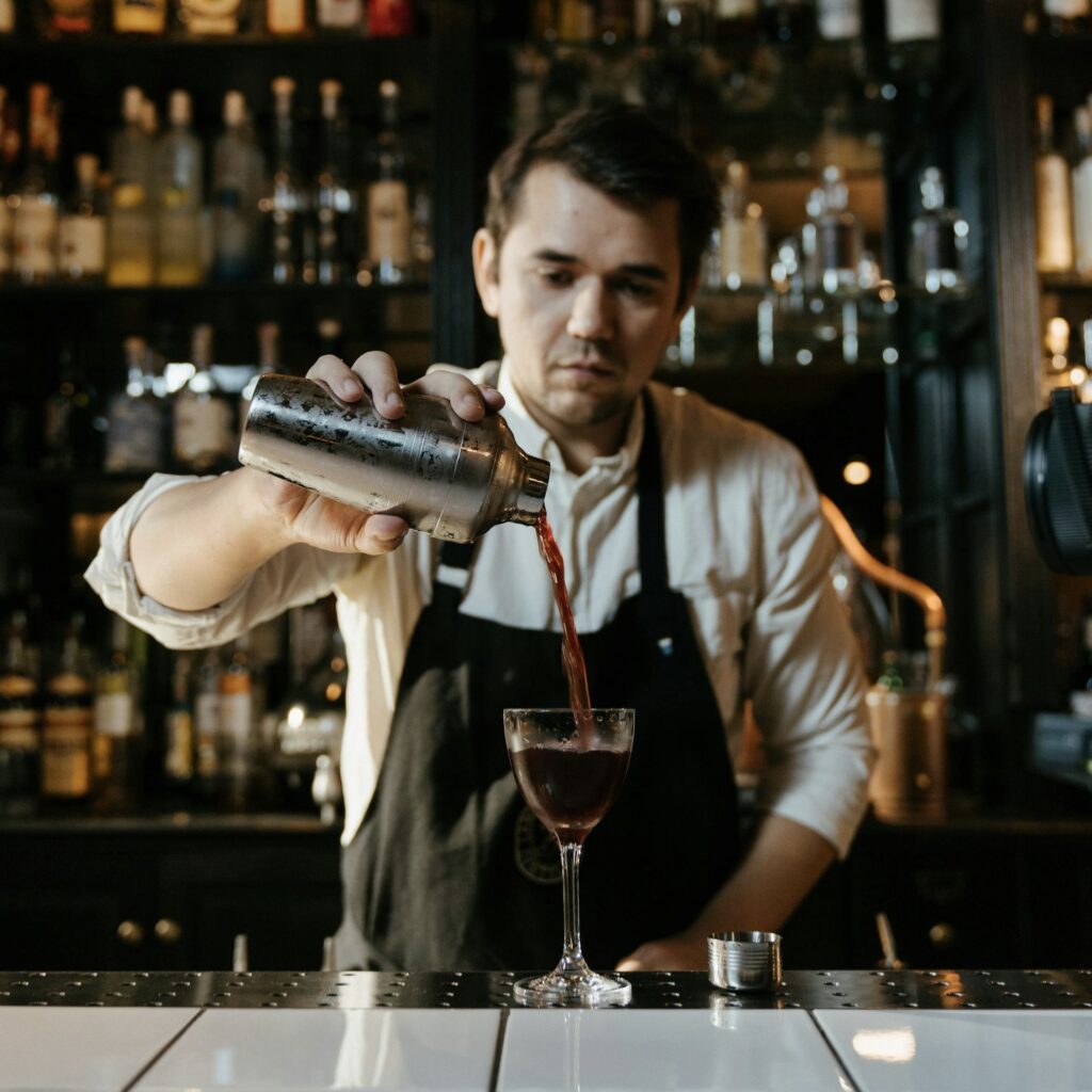 Barman qui prépare un cocktail