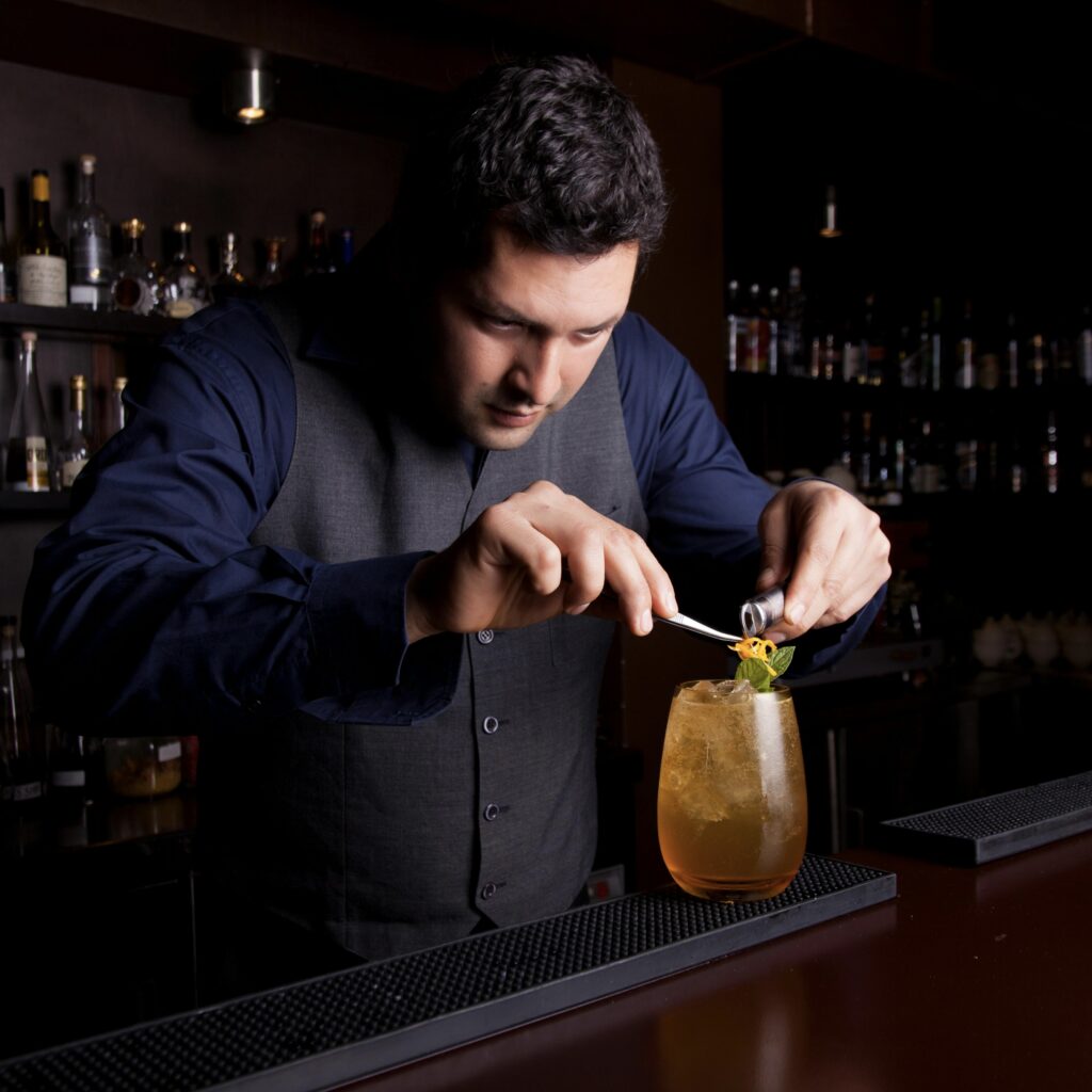 Barman à domicile qui réalise un cocktail