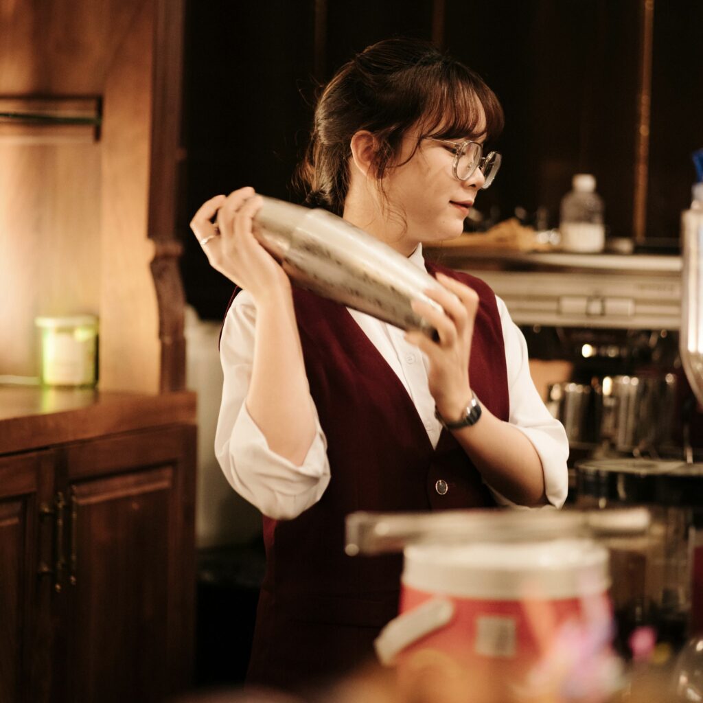 Barmaid qui shake un cocktail à saint denis