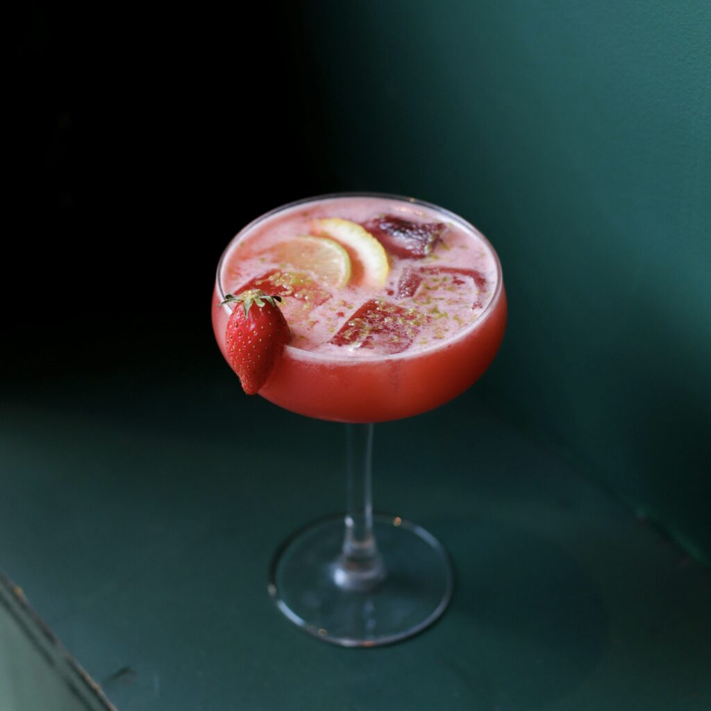 cocktail élaboré par un barman professionnel