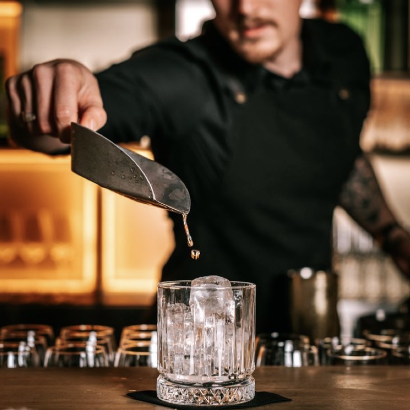 barman qui prépare un cocktail à Metz