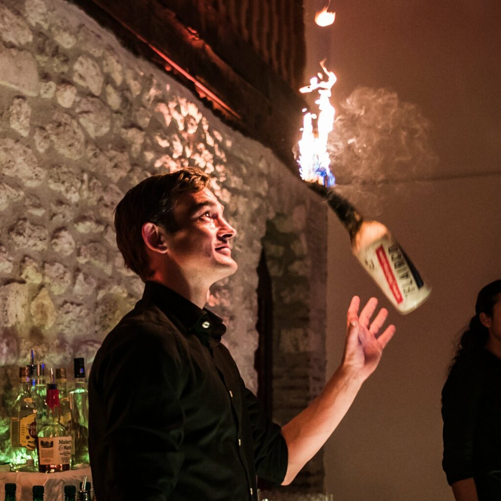 Barman qui jongle lors d'un mariage avec cocktails