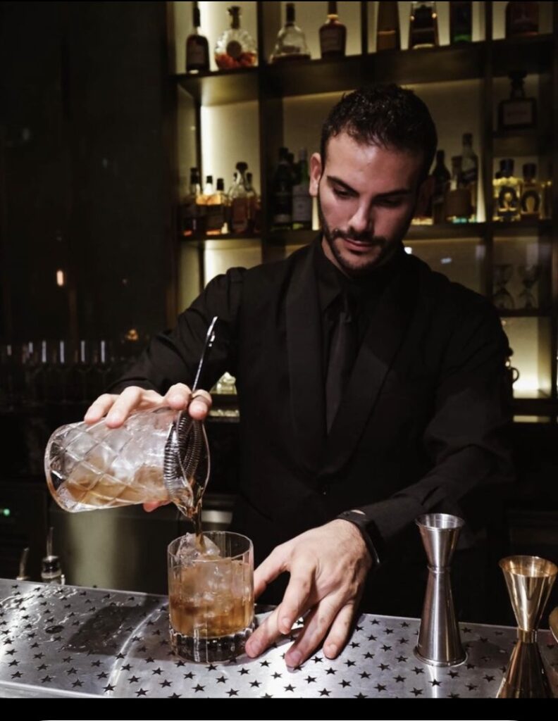 Barman Parisiens qui prépare des cocktails
