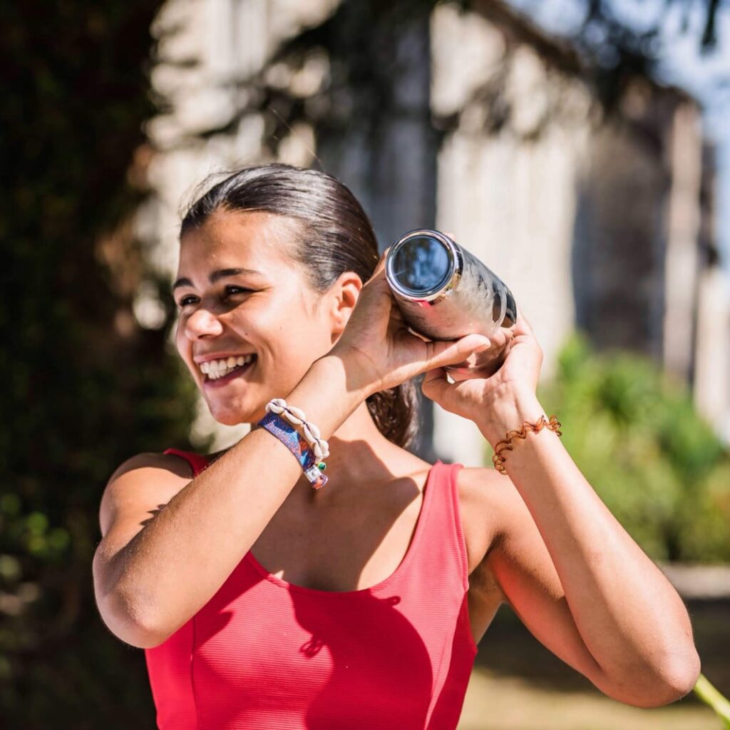 Barmaid qui shake un cocktail à Amiens