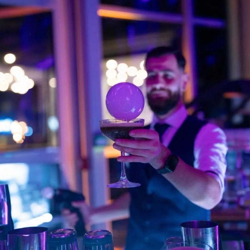 Un barman Lillois qui réalise des cocktails