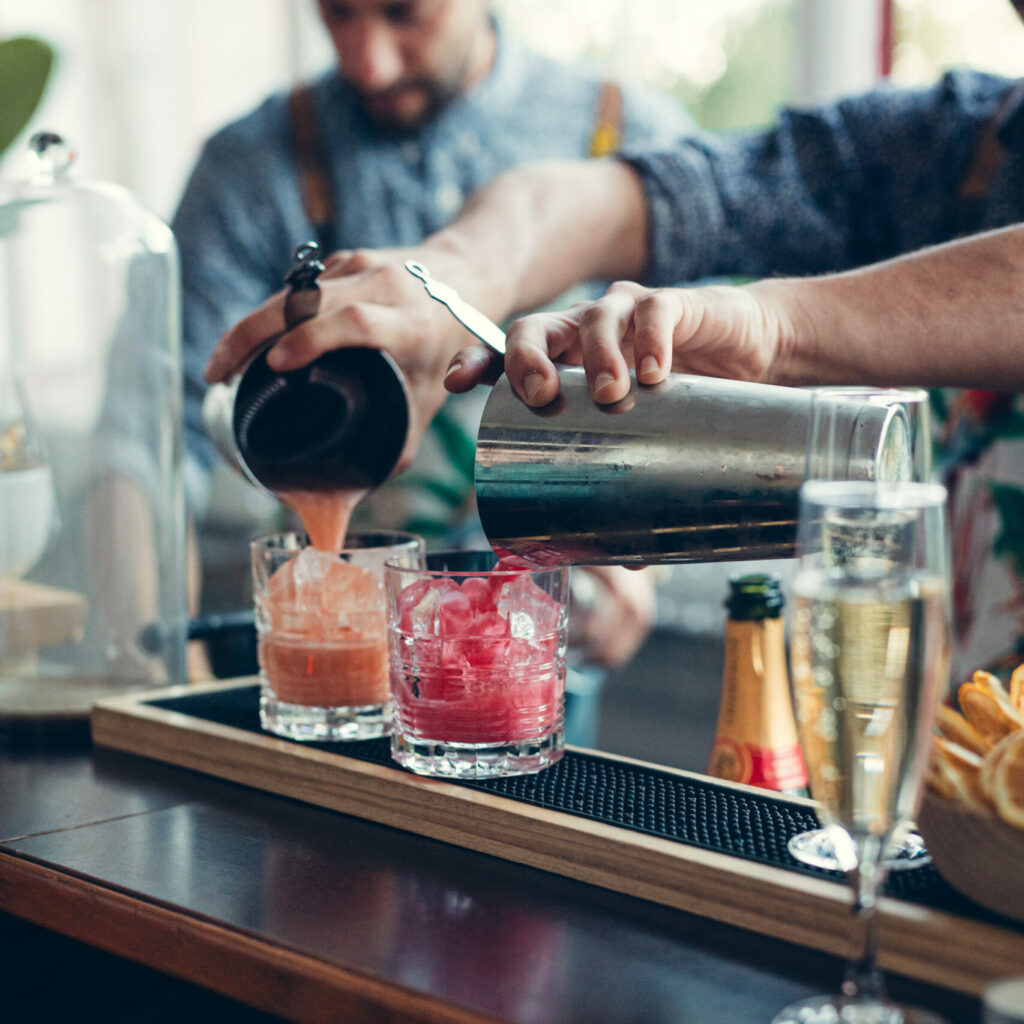Barman Amiénois qui prépare des cocktails