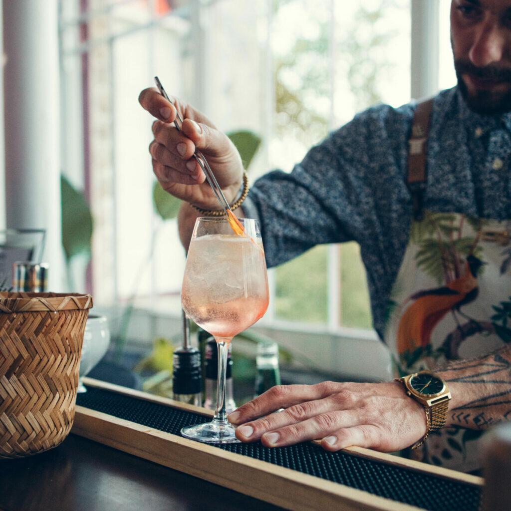 Barman qui prépare des cocktails