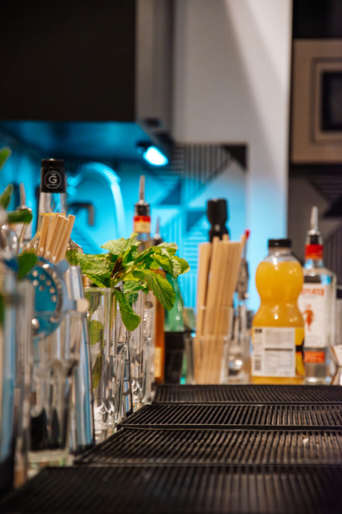 Cocktail par un barman pour une entreprise