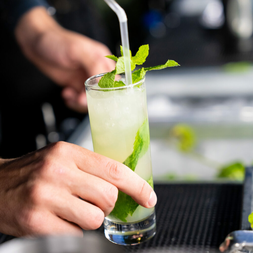 Barman avec cocktails pendant un vernissage de galerie d'art