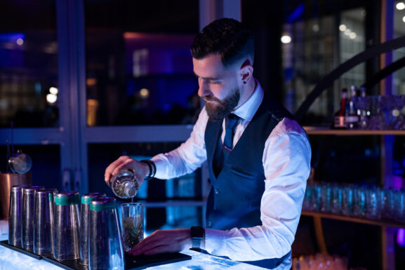 Barman qui sert des cocktails pendant un after work