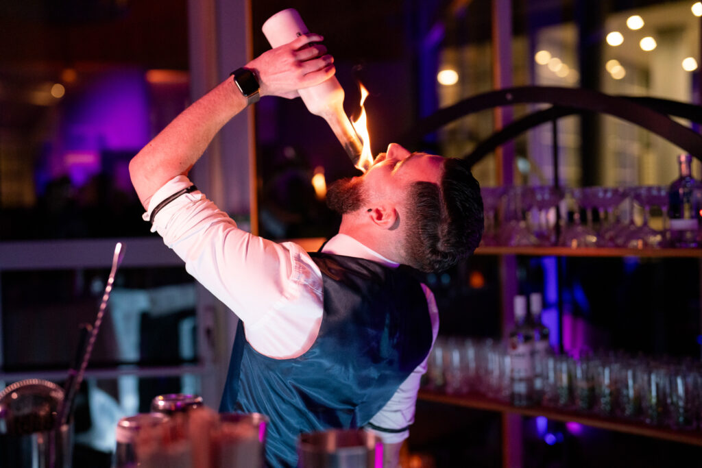 Fête du nouvel an avec un barman jongleur