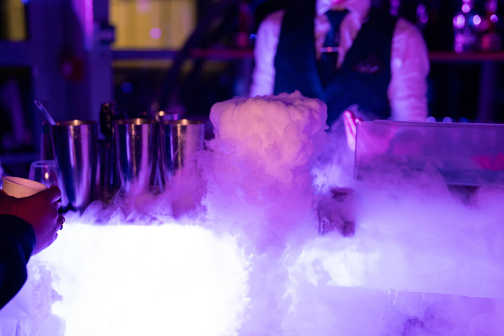 Bar à cocktails avec de la glace carbonique