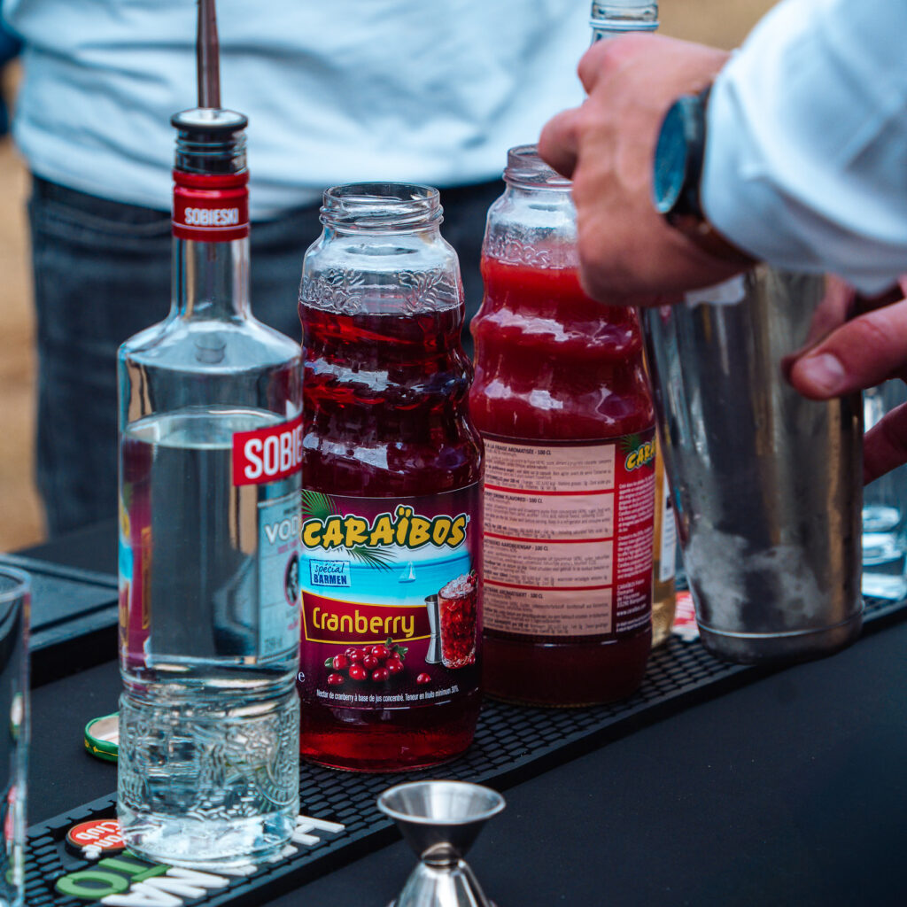 barman qui prépare des cocktails à domicile