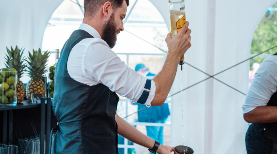 Choisir un Barman à Domicile : L’Art de Sublimer Vos Événements