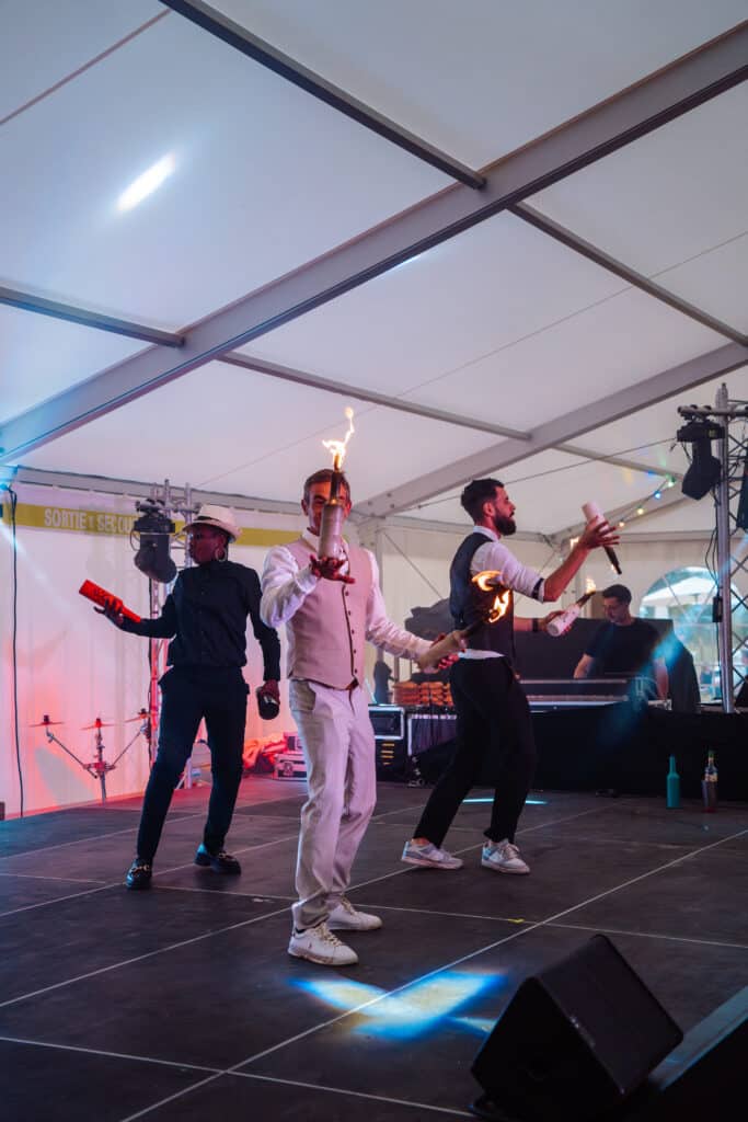 barman jongleur pendant un séminaire