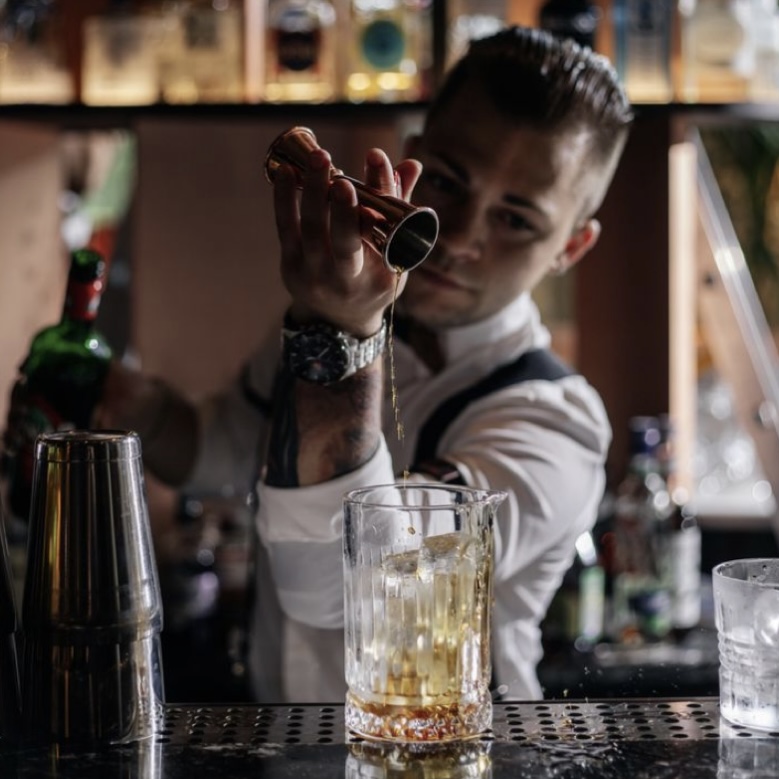 barman qui prépare un cocktail à Mulhouse