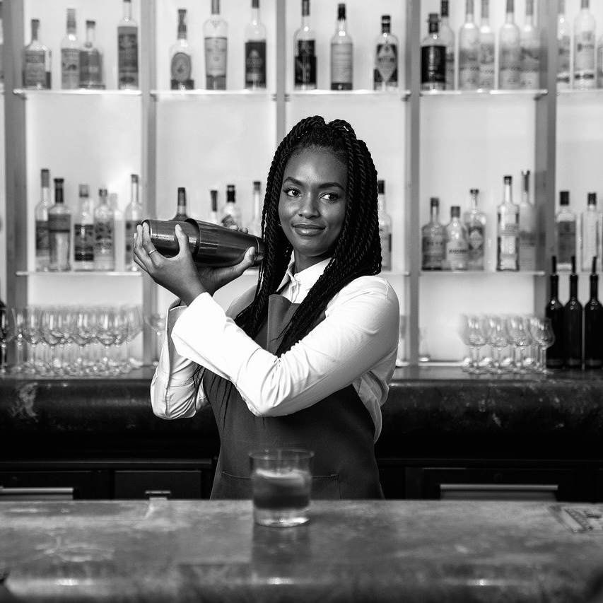 barmaid qui shake un blender