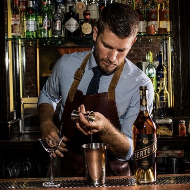 Barman qui prépare un cocktail à pornic