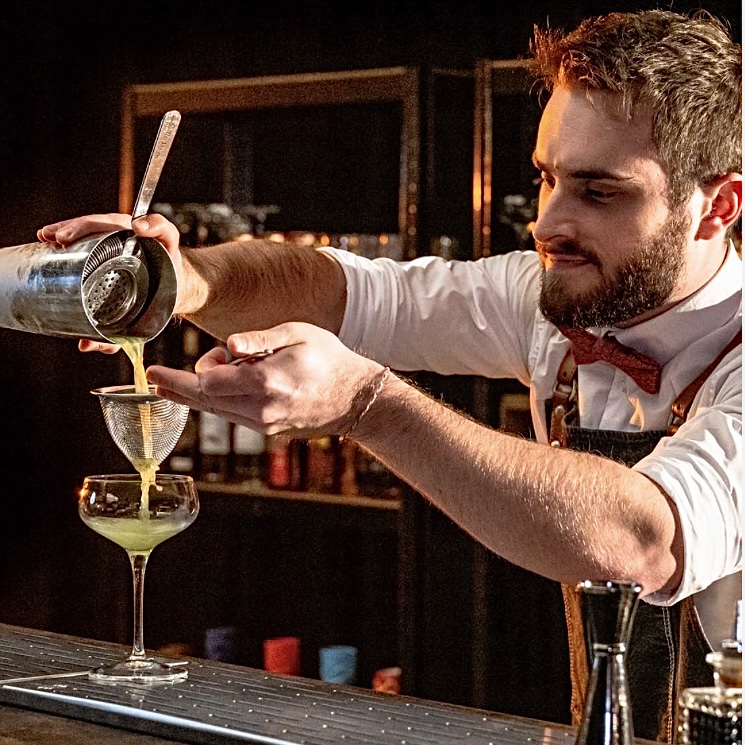 Barman qui prépare un cocktail à domicile à Vannes