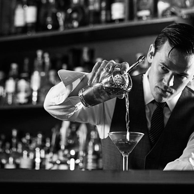 barman qui prépare un cocktail à saint-malo