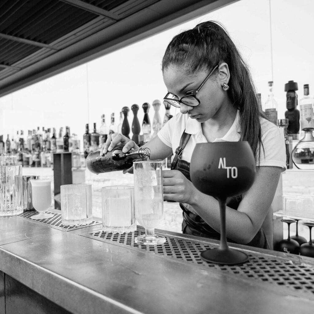 barmaid qui prépare un cocktail à saint brieuc