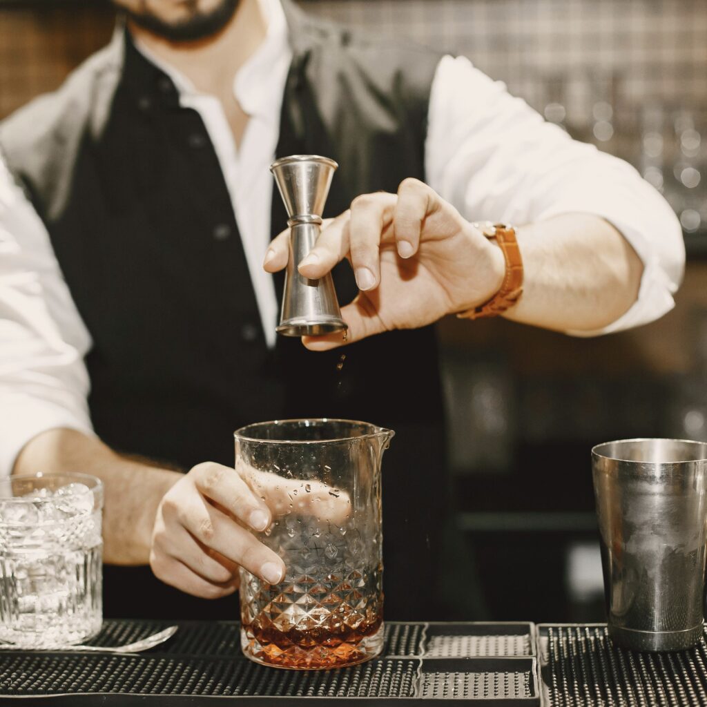 barman qui prépare un cocktail