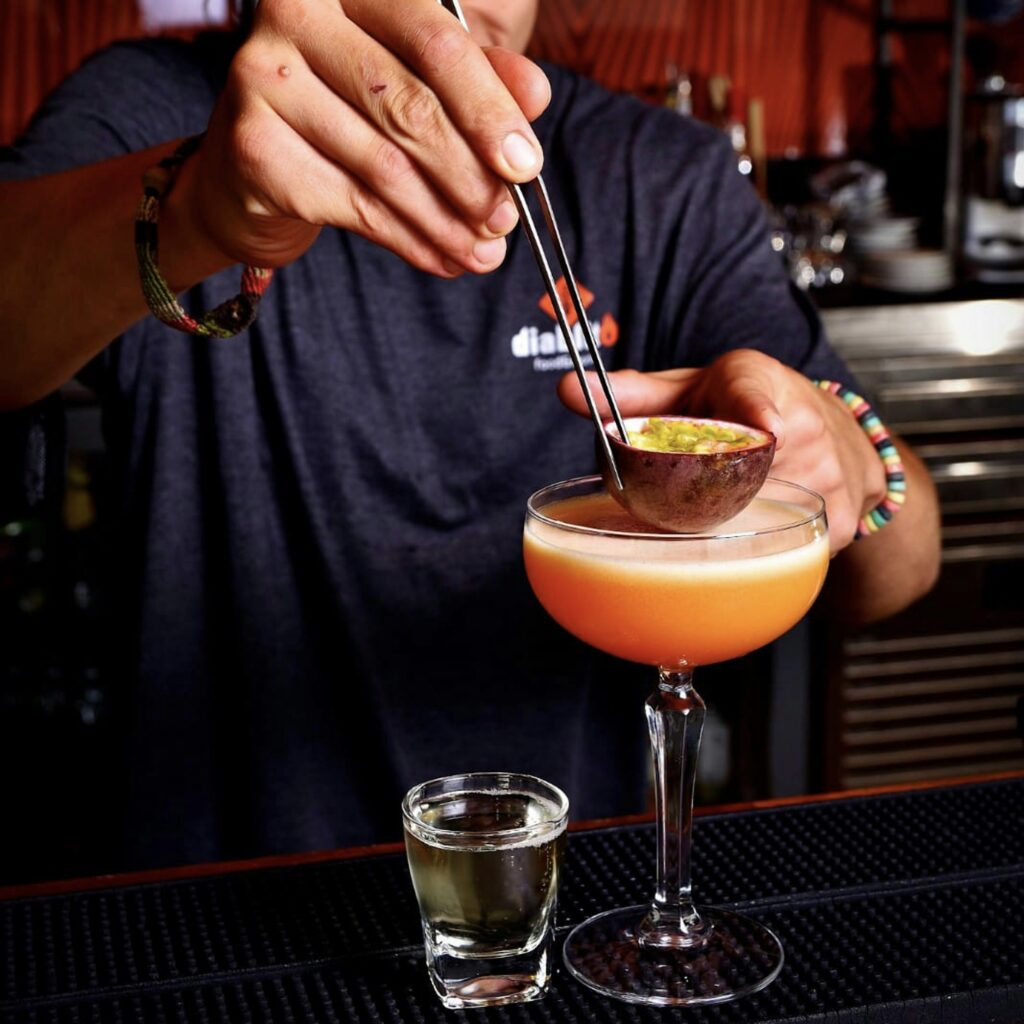 Barman qui prépare un cocktail à Saint-Nazaire