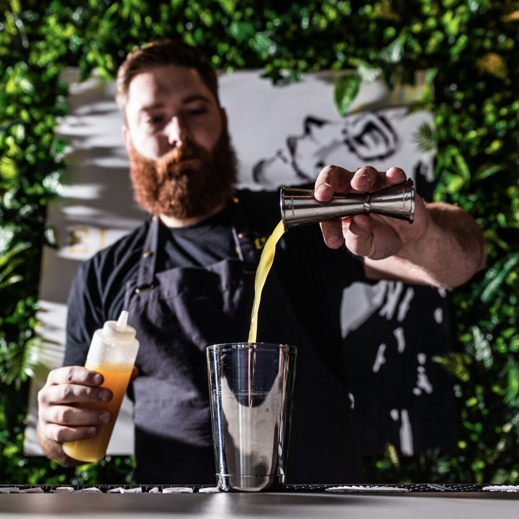 barman qui prépare un cocktail à Angers