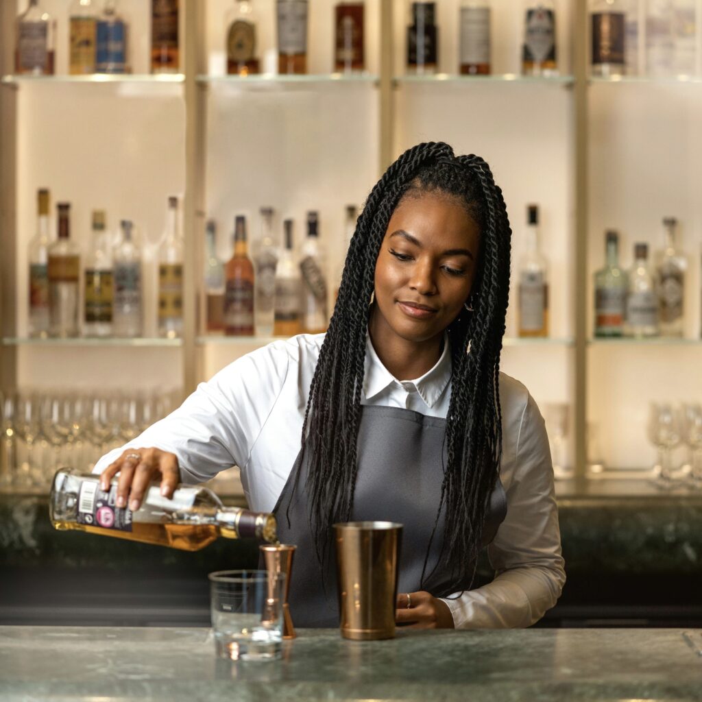 barmaid qui prépare un cocktail