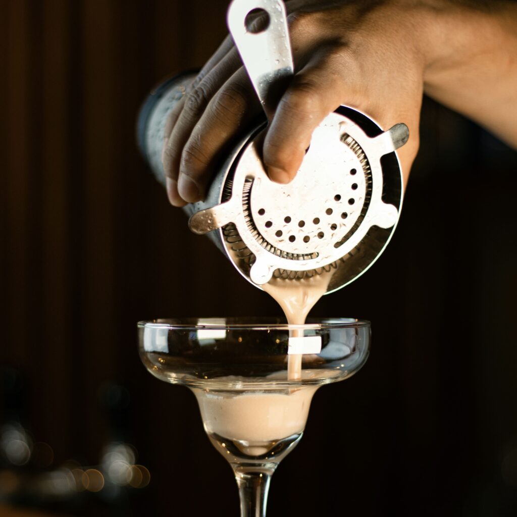 barman qui prépare un cocktail