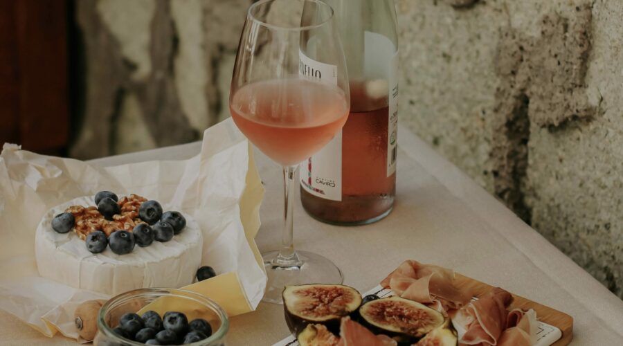 Les Accords Mets et Vins Incontournables à Maîtriser