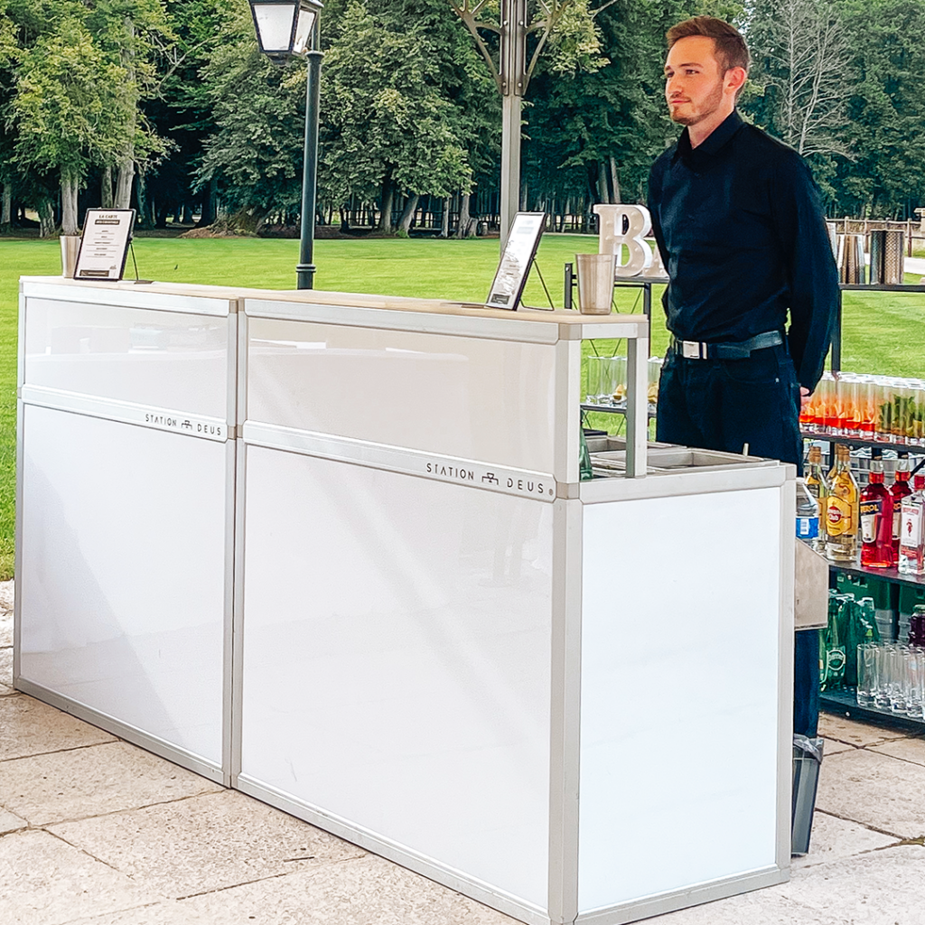 Garden party avec un barman qui prépare des cocktails