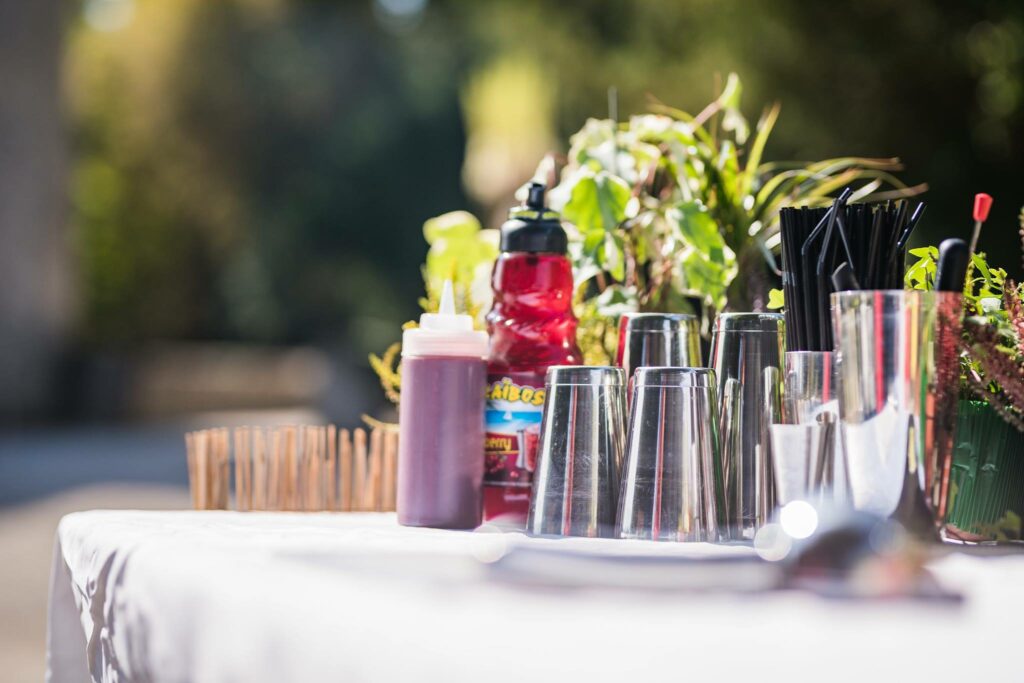 Barman qui prépare des cocktails pour un mariage à domicile