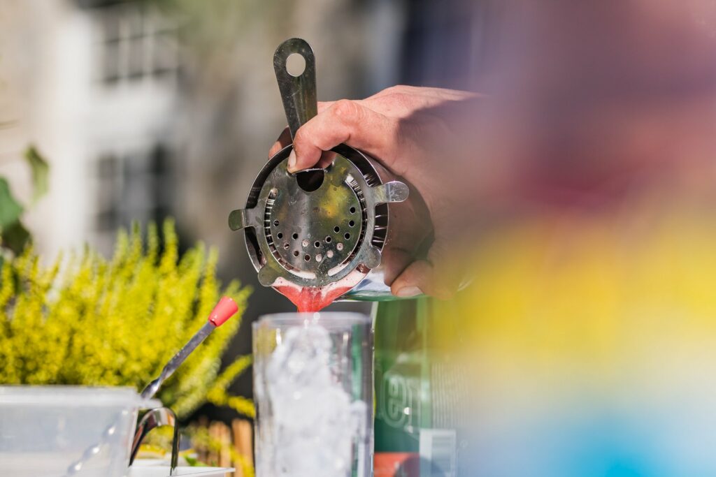 Barman qui prépare des cocktails pour une baby shower