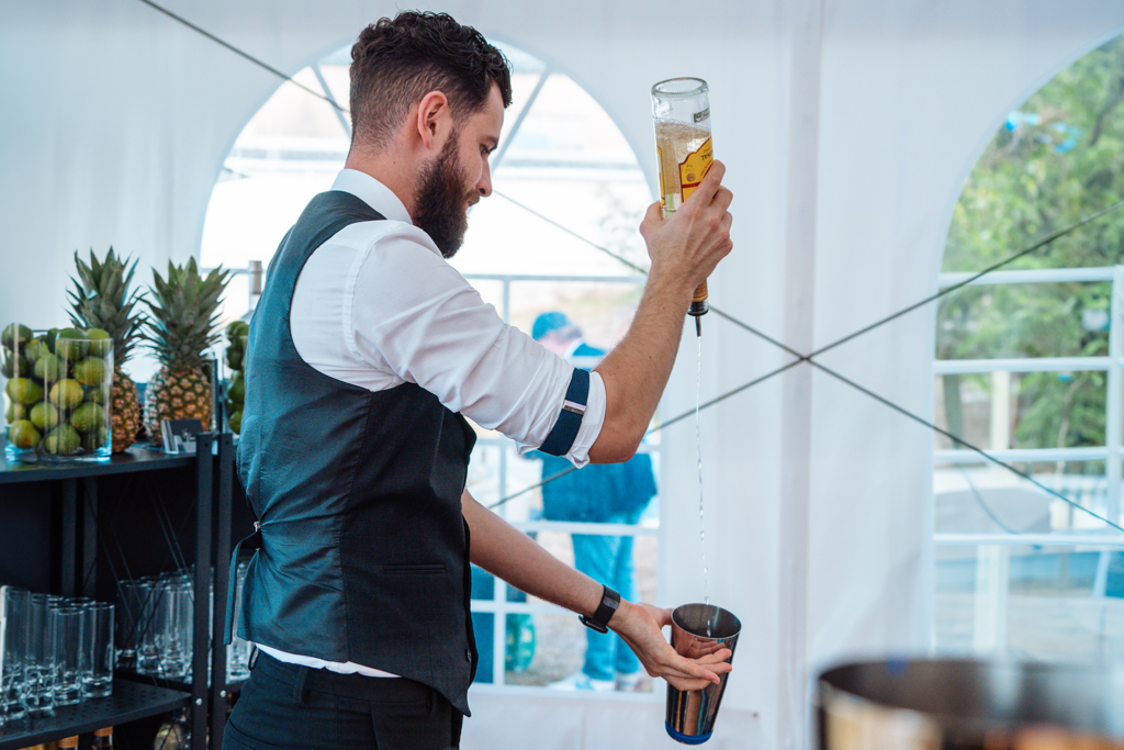 Barman qui prépare des cocktails à domicile