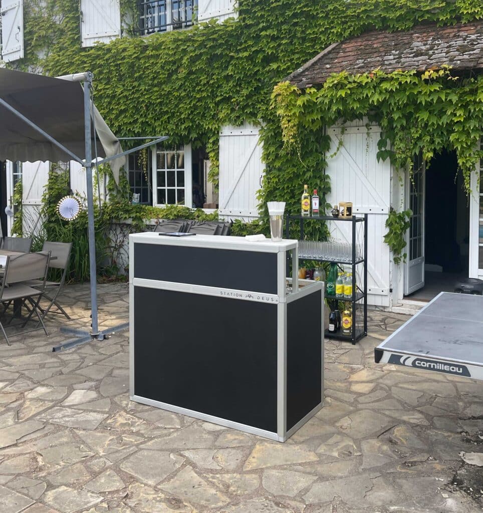 barman avec bar à cocktail pour une garden party