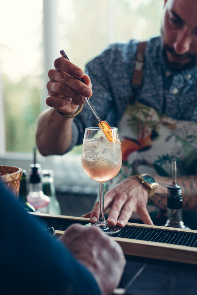 Cocktails d'anniversaire par un barman à domicile