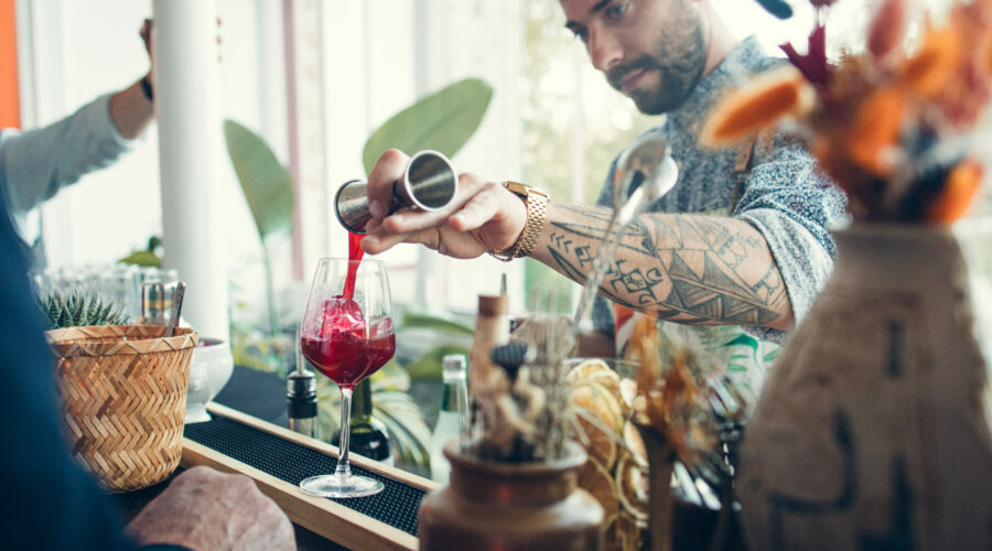 Soirée insolite : La tendance incontournable du barman à domicile