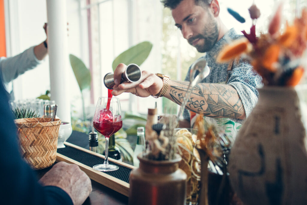 Barman qui prépare des cocktails pour une garden party
