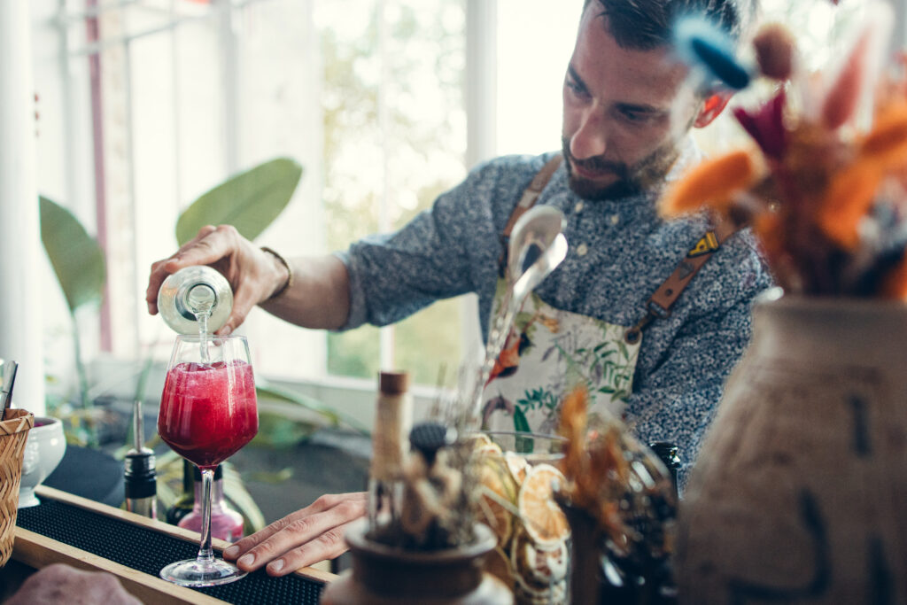 Barman mixologiste qui prépare des cocktails