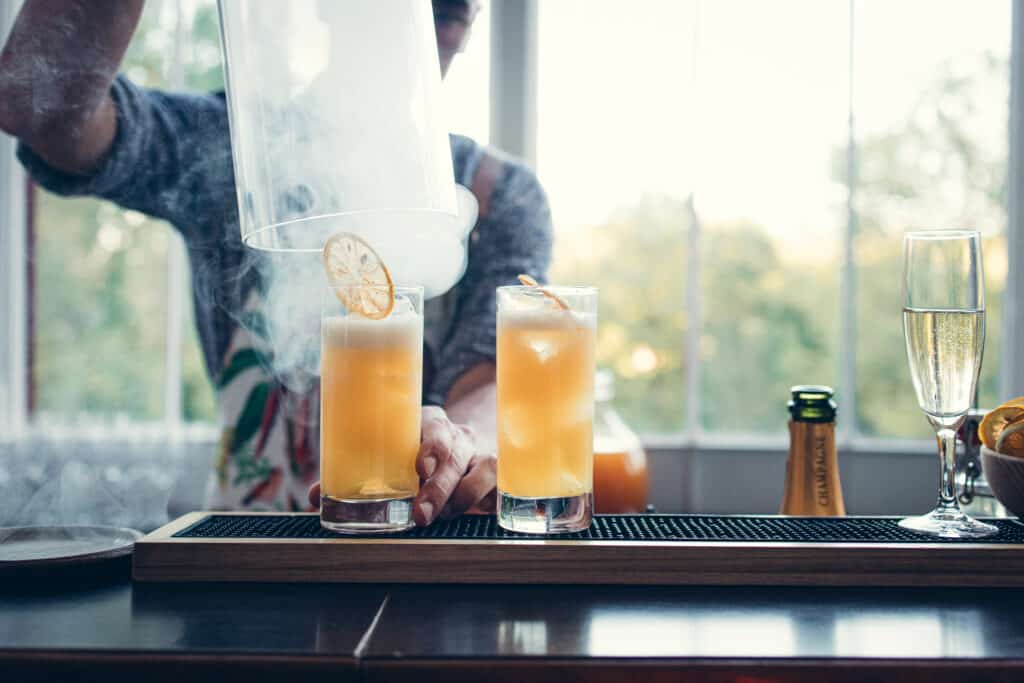 barman qui prépare des cocktails pour une conférence d'entreprise