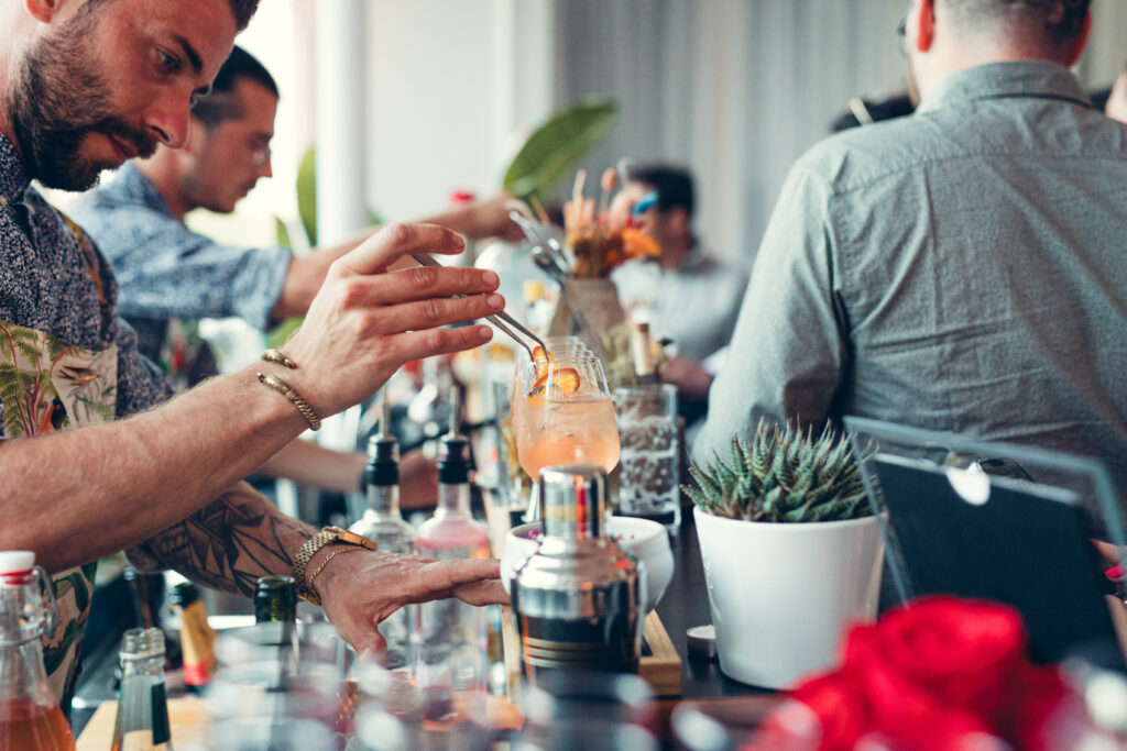 Soirée cocktails avec des amis sur un thème